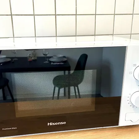 ENDLESS: Studio mit Netflix + Workstation im Zentrum *