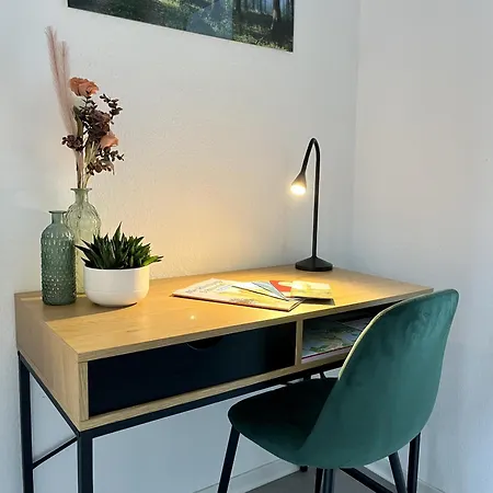 ENDLESS: Studio mit Netflix + Workstation im Zentrum