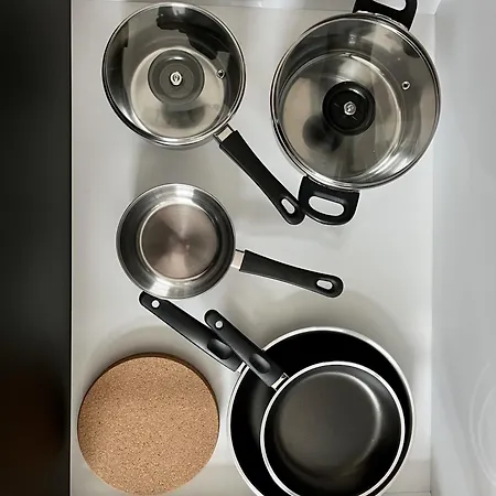 ENDLESS: Studio mit Netflix + Workstation im Zentrum