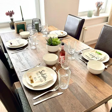 ENDLESS: Studio mit Netflix + Workstation im Zentrum