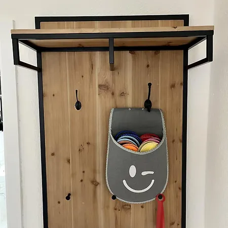 ENDLESS: Studio mit Netflix + Workstation im Zentrum *