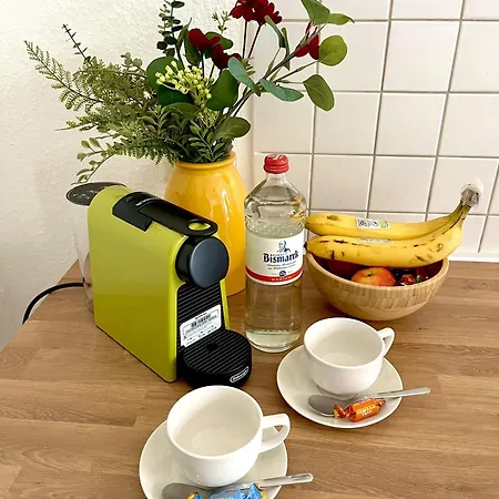 ENDLESS: Studio mit Netflix + Workstation im Zentrum