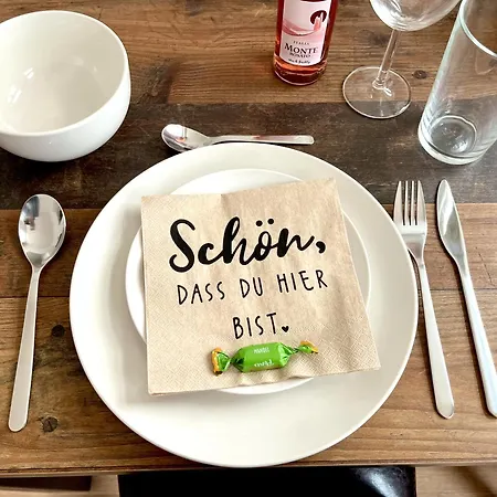 N&n - Mit Netflix - Workstation Im Zentrum * シュヴェリーン