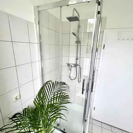 ENDLESS: Studio mit Netflix + Workstation im Zentrum