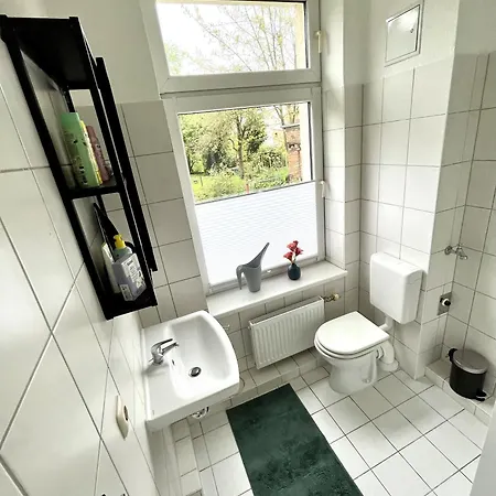 ENDLESS: Studio mit Netflix + Workstation im Zentrum